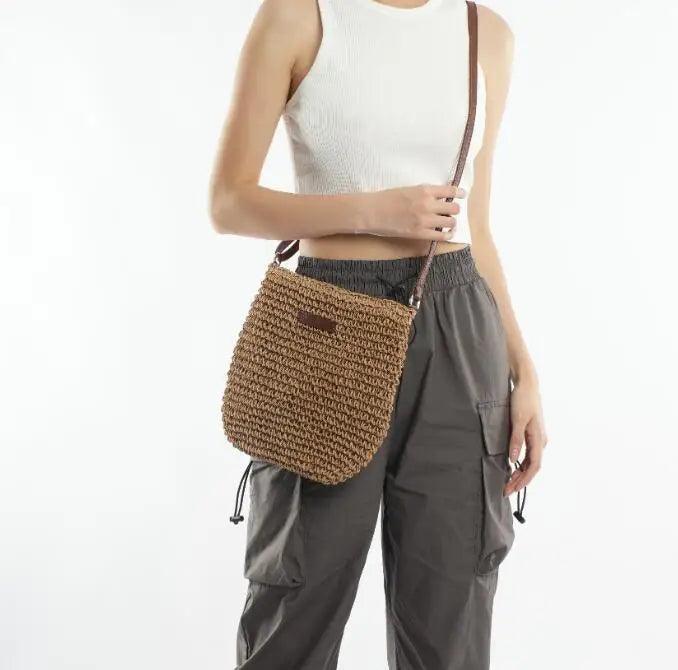 Beach Chic: Women’s Braided Basket Clutch – Perfect for Summer Parties!